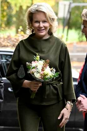 Queen Mathilde attends of the play «Foxfinder» at the Théâtre de Poche BRUSSELS, BELGIUM - NOVEMBER 13 : Céline Fremault (Les Engagés) & Queen Mathilde attend a special performance of the play «Foxfinder» at the Théâtre de Poche with deaf and hard-of-hearing students from the Royal Institute for the Deaf and Blind (IRSA) and students from other Brussels schools (the Institut Saint-Louis, the Collège Roi Baudouin and the Institut Redouté-Peiffer) on November 13, 2025 in Brussels, Belgium, 13 11 2025 Brussels Belgium  Copyright: xDidierxLebrunx