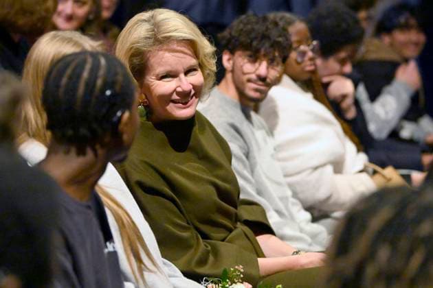 Entertainment Bilder des Tages Queen Mathilde attends of the play «Foxfinder» at the Théâtre de Poche BRUSSELS, BELGIUM - NOVEMBER 13 : Queen Mathilde attends a special performance of the play «Foxfinder» at the Théâtre de Poche with deaf and hard-of-hearing students from the Royal Institute for the Deaf and Blind (IRSA) and students from other Brussels schools (the Institut Saint-Louis, the Collège Roi Baudouin and the Institut Redouté-Peiffer) on November 13, 2025 in Brussels, Belgium, 13 11 2025 Brussels Belgium  Copyright: xDidierxLebrunx