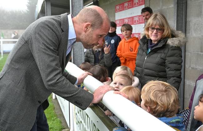 Prince William visits Mousehole AFC The Prince of Wales visits Mousehole AFC, and opens a new access road to the club s ground and facilities in Mousehole, Cornwall, UK on the 13th November, 2025. Picture by Hugh Hastings WPA-Pool Mousehole Mousehole AFC Cornwall United Kingdom 