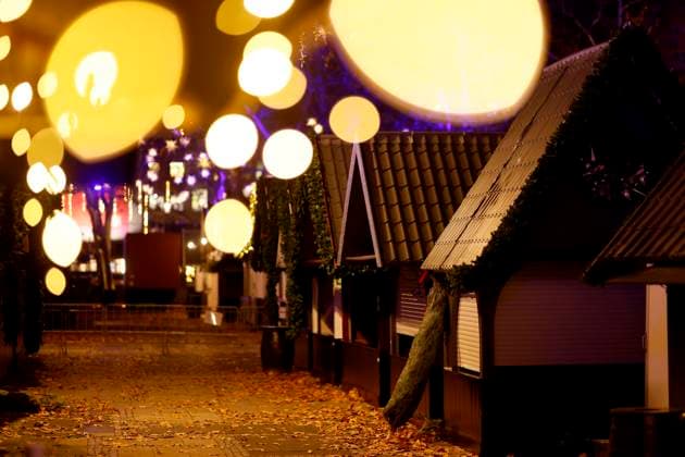Der Kölner Weihnachtsmarkt Markt der Engel auf dem Neumarkt lockt in diesem Jahr wieder viele Besucher mit Kunsthandwerk, Genuss und Lichtsternen in den Bäumen. Vielerorts werden derzeit aber die Weihnachtsmärkte abgesagt, weil die Kosten für Sicherheit explodiert sind. (Symbolbild, Themenbild) Köln, 13.11.2025 NRW Deuschland *** Colognes Christmas market Markt der Engel on Neumarkt will once again attract many visitors this year with arts and crafts, delicacies and stars of light in the trees In many places, however, Christmas markets are currently being canceled because the cost of security has exploded Symbol image, theme image Cologne, 13 11 2025 NRW Germany Copyright: xChristophxHardtx