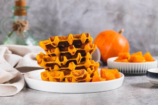 Süß gebackene Kürbis Waffeln auf einer Platte auf dem Tisch Sweet baked pumpkin waffles on a plate on the table (License=RF) Copyright: xZoonar.com ElenaxRuix 24231654