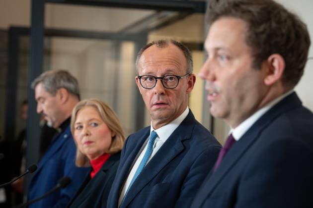 News Bilder des Tages Pressestatement zu den Ergebnissen des Koalitionsausschusses Dr. Markus Soeder MdL, Ministerpraesidenten von Bayern und Parteivorsitzenden der CSU gemeinsam mit Baerbel Bas MdB, Bundesministerin fuer Arbeit und Soziales und Parteivorsitzenden der SPD, Friedrich Merz MdB, Bundeskanzler und Parteivorsitzenden der CDU Deutschlands und Lars Klingbeil MdB, Vizekanzler, Finanzminister und Parteivorsitzenden der SPD beim gemeinsamen Pressestatement zu den Ergebnissen des Koalitionsausschusses , Berlin , 13.11.2025 Berlin Berlin Deutschland *** Press statement on the results of the coalition committee Dr Markus Soeder MdL, State Premier of Bavaria and party chairman of the CSU together with Baerbel Bas MdB, Federal Minister of Labor and Soci