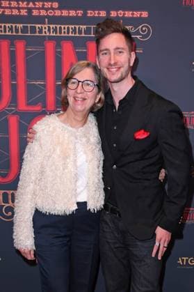 Felix Berndt aka Doc Felix mit Mutter Annette Berndt bei der Premiere von Sarah Engels bei Moulin Rouge! Das Musical im Musical Dome in Köln am 13.11.2025