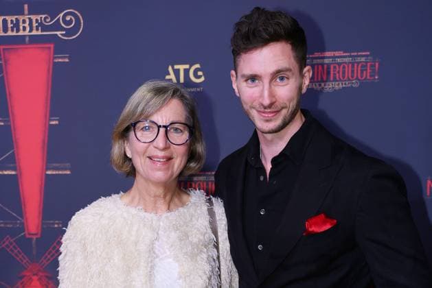 Doc Felix und seine Mutter Annette Felix bei der Premiere der neuen Hauptdarstellerin (SarahEngels) vom Musical Moulin Rouge am 13.11.2025 in Koeln Moulin Rouge Musical feiert Premiere mit neuer Hauptdarstellerin in Koeln