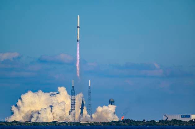 November 13, 2025, Cape Canaveral, Florida, USA: A Blue Origin New Glenn rocket launches from Launch Complex 36 at Cape Canaveral Space Force Station, Florida on Nov. 13, 2025, at 3:55 p.m. EST, carrying a twin spacecraft for NASAÃ¢â‚¬â ¢s Mars-bound Escape and Plasma Acceleration and Dynamics Explorers (EscaPADE) mission. Cape Canaveral USA - ZUMAb268 20251113_znp_b268_006 Copyright: xJenniferxBriggsx