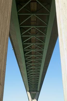Unterseite einer langen Brücke. Underside of a long bridge with clear sky, Emäsalo, Finland. (License=RF) Copyright: xZoonar.com RaimoxBergrothx 24230941