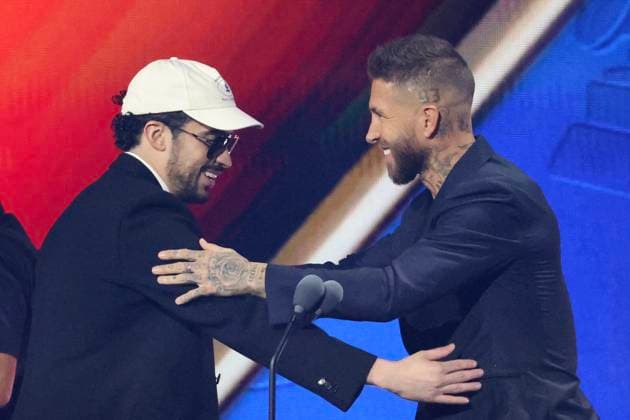 Spanish footballer Sergio Ramos (R) greets Puerto Rican singer Bad Bunny at the Latin Grammy Awards ceremony in Las Vegas, United States, 13 November 2025. Latin Grammy Awards Ceremony 2025 in Las Vegas !ACHTUNG: NUR REDAKTIONELLE NUTZUNG!  Copyright: xOctavioxGuzmánx AME8922 20251114-55018531578_1