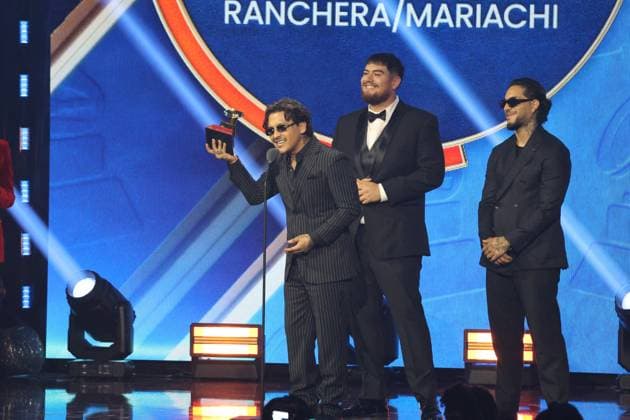 Mexican singer Christian Nodal celebrates after winning the Latin Grammy for Best Ranchera Music Album in Las Vegas, United States, 13 November 2025. Latin Grammy Awards Ceremony 2025 in Las Vegas !ACHTUNG: NUR REDAKTIONELLE NUTZUNG!  Copyright: xOctavioxGuzmánx AME8956 20251114-55018531583_1