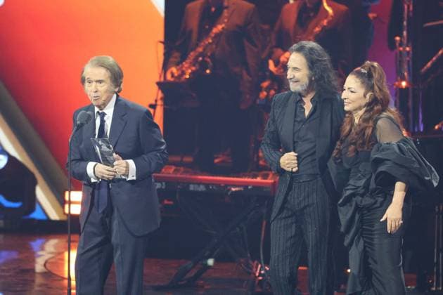 Spanish singer Raphael (L) speaks after receiving the 2025 Person of the Year award at the Latin Grammy ceremony in Las Vegas, United States, 13 November 2025. Latin Grammy Awards Ceremony 2025 in Las Vegas !ACHTUNG: NUR REDAKTIONELLE NUTZUNG!  Copyright: xOctavioxGuzmánx AME8968 20251114-55018531613_1