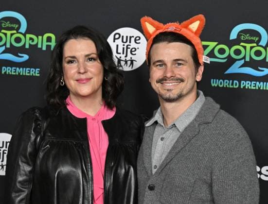 ˜Zootopia 2™ World Premiere Melanie Lynskey and Jason Ritter arriving to Zootopia 2 world premiere held at the El Capitan Theatre on November 13, 2025 in Hollywood, Ca. Hollywood El Capitan Theatre California USA Copyright: xStarbuck AFF-USA.COMx