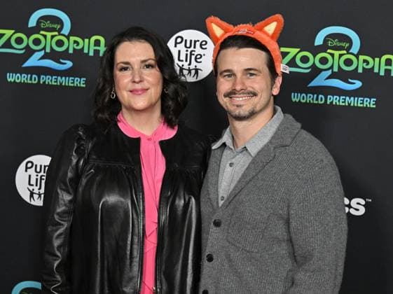 ˜Zootopia 2™ World Premiere Melanie Lynskey and Jason Ritter arriving to Zootopia 2 world premiere held at the El Capitan Theatre on November 13, 2025 in Hollywood, Ca. Hollywood El Capitan Theatre California USA Copyright: xStarbuck AFF-USA.COMx