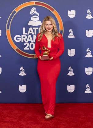American singer Amanda Ibanez poses with her Best Pop Song award during 26th Latin Grammy awarding ceremony at MGM Grand Garden Arena in Las Vegas, Nevada, USA, 13 November 2025. Latin Grammy awarding ceremony in Las Vegas !ACHTUNG: NUR REDAKTIONELLE NUTZUNG!  Copyright: xArmandoxArorizox USA6337 20251114-55018532591_1
