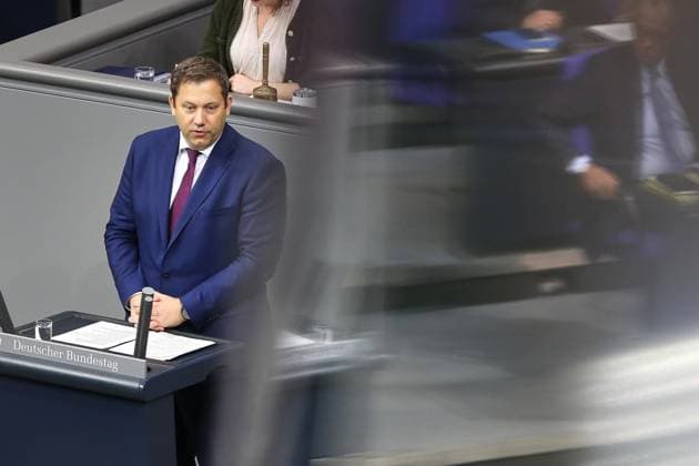 Berlin, Deutschland, 14.11.2025: Deutscher Bundestag: 41. Bundestagssitzung: Bundesminister der Finanzen Lars Klingbeil (SPD) hält eine Rede, rechts in der Spiegelung Bundeskanzler Friedrich Merz (CDU) *** Berlin, Germany, 14 11 2025 German Bundestag 41 Bundestag session Federal Minister of Finance Lars Klingbeil SPD gives a speech, on the right in the reflection Federal Chancellor Friedrich Merz CDU Copyright: xdtsxNachrichtenagenturx dts_93696