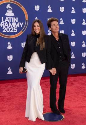 Model and television presenter Daisy Fuentes and her husband, singer Richard Marx pose on the red carpet during 26th Latin Grammy awarding ceremony at MGM Grand Garden Arena in Las Vegas, Nevada, USA, 13 November 2025. Latin Grammy awarding ceremony in Las Vegas !ACHTUNG: NUR REDAKTIONELLE NUTZUNG!  Copyright: xArmandoxArorizox USA6382 20251114-55018533231008_1008