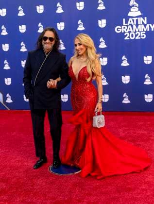 Mexican singer Marco Antonio Solís and his wife Cristy pose on the red carpet during 26th Latin Grammy awarding ceremony at MGM Grand Garden Arena in Las Vegas, Nevada, USA, 13 November 2025. Latin Grammy awarding ceremony in Las Vegas !ACHTUNG: NUR REDAKTIONELLE NUTZUNG!  Copyright: xArmandoxArorizox USA6371 20251114-55018533077008_1008