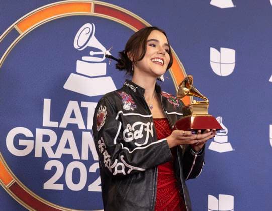 Colombian singer Vibarco poses with her Best New Artist award during 26th Latin Grammy awarding ceremony at MGM Grand Garden Arena in Las Vegas, Nevada, USA, 13 November 2025. Latin Grammy awarding ceremony in Las Vegas !ACHTUNG: NUR REDAKTIONELLE NUTZUNG!  Copyright: xArmandoxArorizox USA6323 20251114-55018533236008_1008