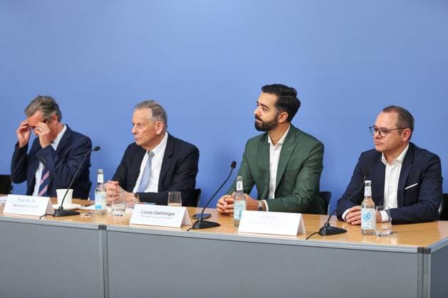 Berlin, Deutschland, 14.11.2025: Haus der Bundespressekonferenz: Pressekonferenzen: Innovator des Jahres - Hauptkonferenz zum Innovationsaward 2025: Michael Oelmann, Hermann Simon, Lucas Zaehringer und Thomas Auhuber Copyright: xdtsxNachrichtenagenturx dts_93722