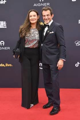 Hans-Werner Meyer mit Ehefrau Jacqueline Macaulay bei der 77. Bambi-Verleihung 2025 in den Bavaria Filmstudios. München, 13.11.2025 Foto:xB.xInsingerx xFuturexImagex bambi_5153