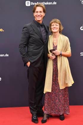 Thomas Heinze mit Begleitung bei der 77. Bambi-Verleihung 2025 in den Bavaria Filmstudios. München, 13.11.2025