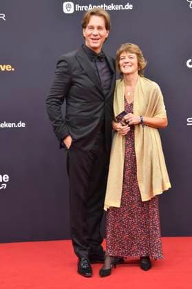 Thomas Heinze mit Begleitung bei der 77. Bambi-Verleihung 2025 in den Bavaria Filmstudios. München, 13.11.2025