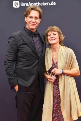 Thomas Heinze mit Begleitung bei der 77. Bambi-Verleihung 2025 in den Bavaria Filmstudios. München, 13.11.2025