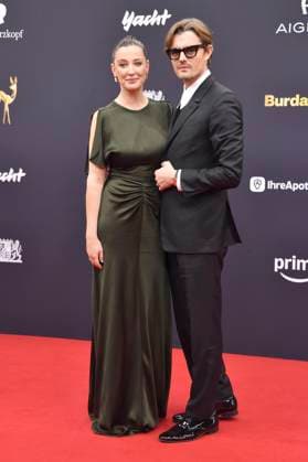 Alexandra Maria Lara und Sam Riley bei der 77. Bambi-Verleihung 2025 in den Bavaria Filmstudios. München, 13.11.2025