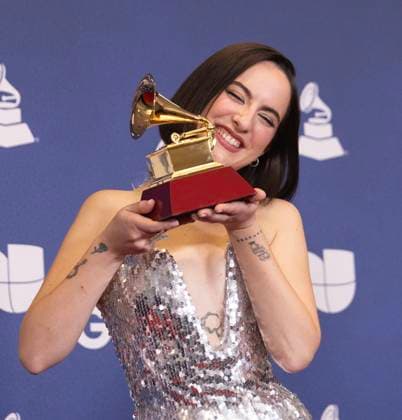 Chilean-Peruvian artist Shirel poses with her Best Rock Song award during 26th Latin Grammy awarding ceremony at MGM Grand Garden Arena in Las Vegas, Nevada, USA, 13 November 2025. Latin Grammy awarding ceremony in Las Vegas !ACHTUNG: NUR REDAKTIONELLE NUTZUNG!  Copyright: xArmandoxArorizox USA6318 20251114-55018533405_1