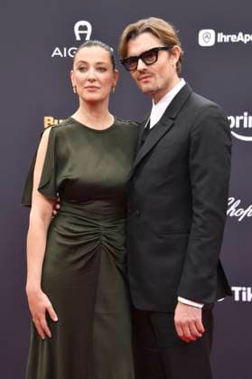Alexandra Maria Lara und Sam Riley bei der 77. Bambi-Verleihung 2025 in den Bavaria Filmstudios. München, 13.11.2025