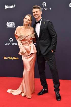 Thore Schölermann mit Ehefrau Jana Schölermann bei der 77. Bambi-Verleihung 2025 in den Bavaria Filmstudios. München, 13.11.2025