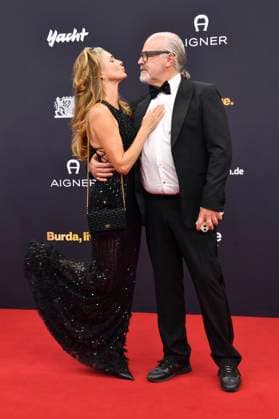 Claudelle Deckert mit Ehemann Peter Olsson bei der 77. Bambi-Verleihung 2025 in den Bavaria Filmstudios. München, 13.11.2025