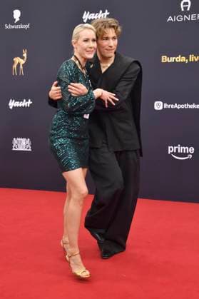 Fionn Ferreira mit Begleitung bei der 77. Bambi-Verleihung 2025 in den Bavaria Filmstudios. München, 13.11.2025