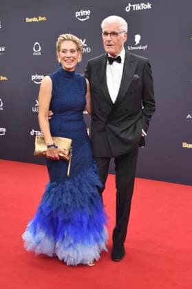 Sky du Mont mit Partnerin Julia Schütze bei der 77. Bambi-Verleihung 2025 in den Bavaria Filmstudios. München, 13.11.2025
