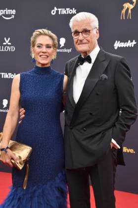 Sky du Mont mit Partnerin Julia Schütze bei der 77. Bambi-Verleihung 2025 in den Bavaria Filmstudios. München, 13.11.2025
