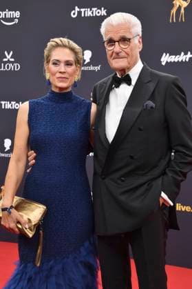 Sky du Mont mit Partnerin Julia Schütze bei der 77. Bambi-Verleihung 2025 in den Bavaria Filmstudios. München, 13.11.2025