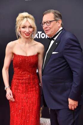 Andrea Catsimatidis und Robert Pölzer bei der 77. Bambi-Verleihung 2025 in den Bavaria Filmstudios. München, 13.11.2025