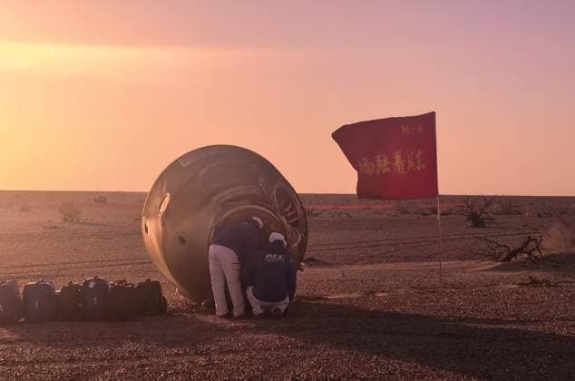 (251114) -- JIUQUAN, Nov. 14, 2025 -- The return capsule of the Shenzhou-21 spaceship, carrying the Shenzhou-20 astronauts Chen Dong, Chen Zhongrui and Wang Jie, touches down at the Dongfeng landing site in north China s Inner Mongolia Autonomous Region, Nov. 14, 2025. (Photo by Xinhua) Photo Flash Shenzhou-21 return capsule touches down on Earth WangxJiangbo 