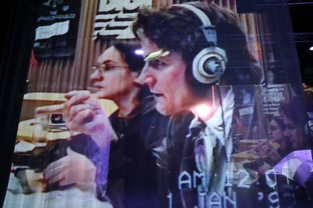 Marion Brasch und Andreas Ulrich im Studio von DT64 in einer Videoprojektion während der Fotoprobe für On Air On Fire im Theater an der Parkaue in Berlin, 13. November 2025. Eine dokufiktionale Zeitreise von Marion Brasch. Regie Alexander Riemenschneider. Bühne und Kostüme Maria-Alice Bahra. Premiere ist am 16. November 2025. Theater an der Parkaue Berlin On Air On Fire