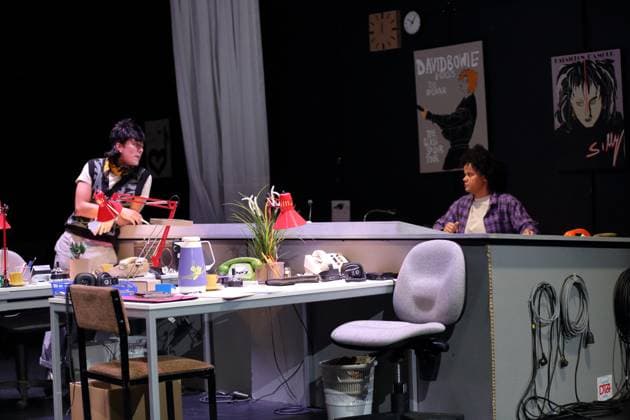 Jan Tsien Beller und Theresa Henning während der Fotoprobe für On Air On Fire im Theater an der Parkaue in Berlin, 13. November 2025. Eine dokufiktionale Zeitreise von Marion Brasch. Regie Alexander Riemenschneider. Bühne und Kostüme Maria-Alice Bahra. Premiere ist am 16. November 2025. Theater an der Parkaue Berlin On Air On Fire