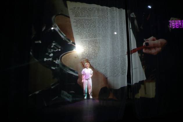 Ilona Raytman während der Fotoprobe für On Air On Fire im Theater an der Parkaue in Berlin, 13. November 2025. Eine dokufiktionale Zeitreise von Marion Brasch. Regie Alexander Riemenschneider. Bühne und Kostüme Maria-Alice Bahra. Premiere ist am 16. November 2025. Theater an der Parkaue Berlin On Air On Fire