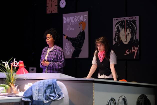 Theresa Henning und Elisabeth Heckel, v.l., während der Fotoprobe für On Air On Fire im Theater an der Parkaue in Berlin, 13. November 2025. Eine dokufiktionale Zeitreise von Marion Brasch. Regie Alexander Riemenschneider. Bühne und Kostüme Maria-Alice Bahra. Premiere ist am 16. November 2025. Theater an der Parkaue Berlin On Air On Fire