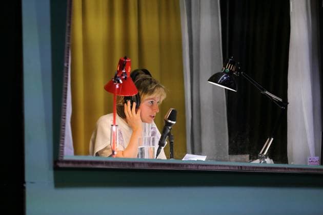 Ilona Raytman während der Fotoprobe für On Air On Fire im Theater an der Parkaue in Berlin, 13. November 2025. Eine dokufiktionale Zeitreise von Marion Brasch. Regie Alexander Riemenschneider. Bühne und Kostüme Maria-Alice Bahra. Premiere ist am 16. November 2025. Theater an der Parkaue Berlin On Air On Fire