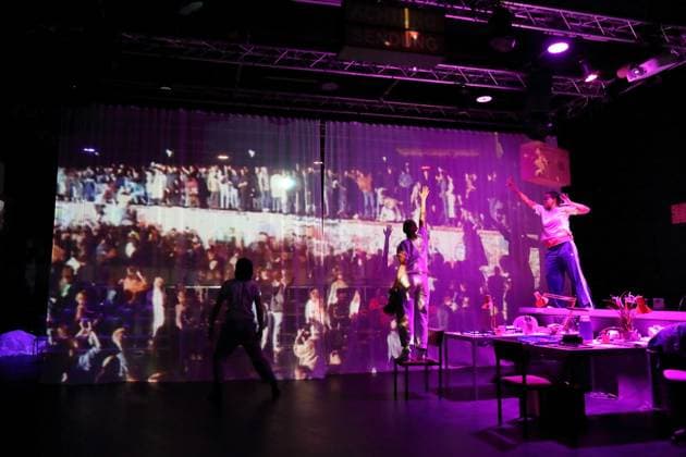 Jan Tsien Beller, Ilona Raytman und Theresa Henning, v.l., während der Fotoprobe für On Air On Fire im Theater an der Parkaue in Berlin, 13. November 2025. Eine dokufiktionale Zeitreise von Marion Brasch. Regie Alexander Riemenschneider. Bühne und Kostüme Maria-Alice Bahra. Premiere ist am 16. November 2025. Theater an der Parkaue Berlin On Air On Fire