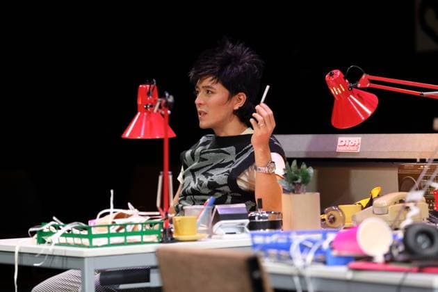 Jan Tsien Beller während der Fotoprobe für On Air On Fire im Theater an der Parkaue in Berlin, 13. November 2025. Eine dokufiktionale Zeitreise von Marion Brasch. Regie Alexander Riemenschneider. Bühne und Kostüme Maria-Alice Bahra. Premiere ist am 16. November 2025. Theater an der Parkaue Berlin On Air On Fire
