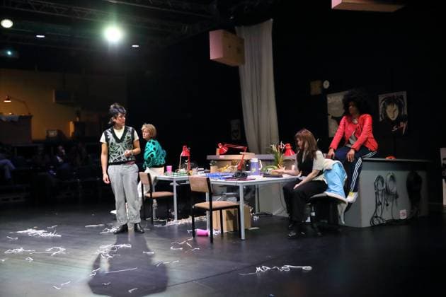 Jan Tsien Beller, Ilona Raytman, Elisabeth Heckel und Theresa Henning, v.l., während der Fotoprobe für On Air On Fire im Theater an der Parkaue in Berlin, 13. November 2025. Eine dokufiktionale Zeitreise von Marion Brasch. Regie Alexander Riemenschneider. Bühne und Kostüme Maria-Alice Bahra. Premiere ist am 16. November 2025. Theater an der Parkaue Berlin On Air On Fire