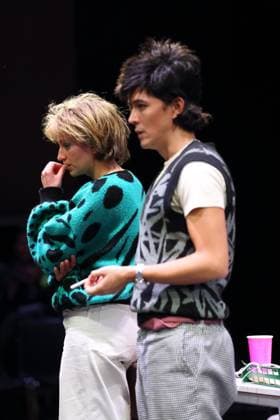 Ilona Raytman und Jan Tsien Beller während der Fotoprobe für On Air On Fire im Theater an der Parkaue in Berlin, 13. November 2025. Eine dokufiktionale Zeitreise von Marion Brasch. Regie Alexander Riemenschneider. Bühne und Kostüme Maria-Alice Bahra. Premiere ist am 16. November 2025. Theater an der Parkaue Berlin On Air On Fire