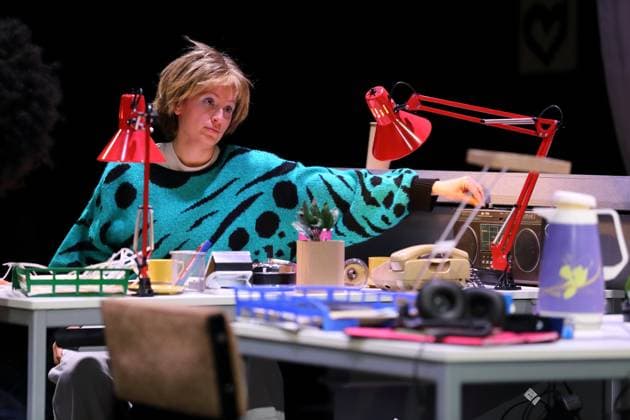 Ilona Raytman während der Fotoprobe für On Air On Fire im Theater an der Parkaue in Berlin, 13. November 2025. Eine dokufiktionale Zeitreise von Marion Brasch. Regie Alexander Riemenschneider. Bühne und Kostüme Maria-Alice Bahra. Premiere ist am 16. November 2025. Theater an der Parkaue Berlin On Air On Fire