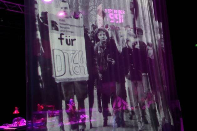 Demonstration gegen die Abschaltung von DT64 in einer Videoprojektion während der Fotoprobe für On Air On Fire im Theater an der Parkaue in Berlin, 13. November 2025. Eine dokufiktionale Zeitreise von Marion Brasch. Regie Alexander Riemenschneider. Bühne und Kostüme Maria-Alice Bahra. Premiere ist am 16. November 2025. Theater an der Parkaue Berlin On Air On Fire