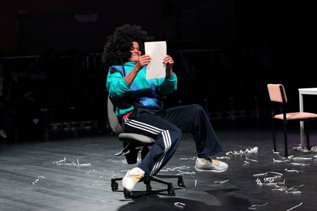 Theresa Henning während der Fotoprobe für On Air On Fire im Theater an der Parkaue in Berlin, 13. November 2025. Eine dokufiktionale Zeitreise von Marion Brasch. Regie Alexander Riemenschneider. Bühne und Kostüme Maria-Alice Bahra. Premiere ist am 16. November 2025. Theater an der Parkaue Berlin On Air On Fire