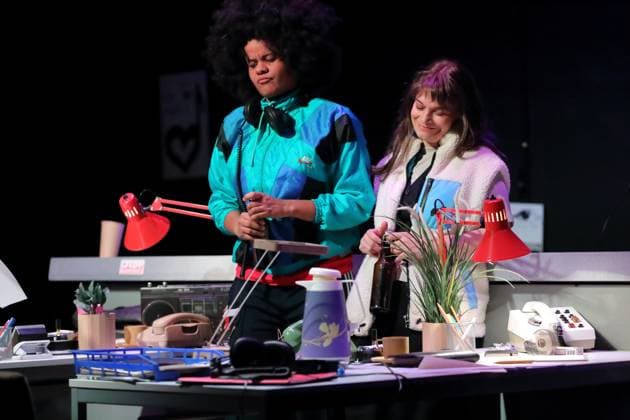 Theresa Henning und Elisabeth Heckel, v.l., während der Fotoprobe für On Air On Fire im Theater an der Parkaue in Berlin, 13. November 2025. Eine dokufiktionale Zeitreise von Marion Brasch. Regie Alexander Riemenschneider. Bühne und Kostüme Maria-Alice Bahra. Premiere ist am 16. November 2025. Theater an der Parkaue Berlin On Air On Fire
