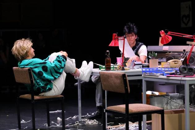 Ilona Raytman und Jan Tsien Beller während der Fotoprobe für On Air On Fire im Theater an der Parkaue in Berlin, 13. November 2025. Eine dokufiktionale Zeitreise von Marion Brasch. Regie Alexander Riemenschneider. Bühne und Kostüme Maria-Alice Bahra. Premiere ist am 16. November 2025. Theater an der Parkaue Berlin On Air On Fire